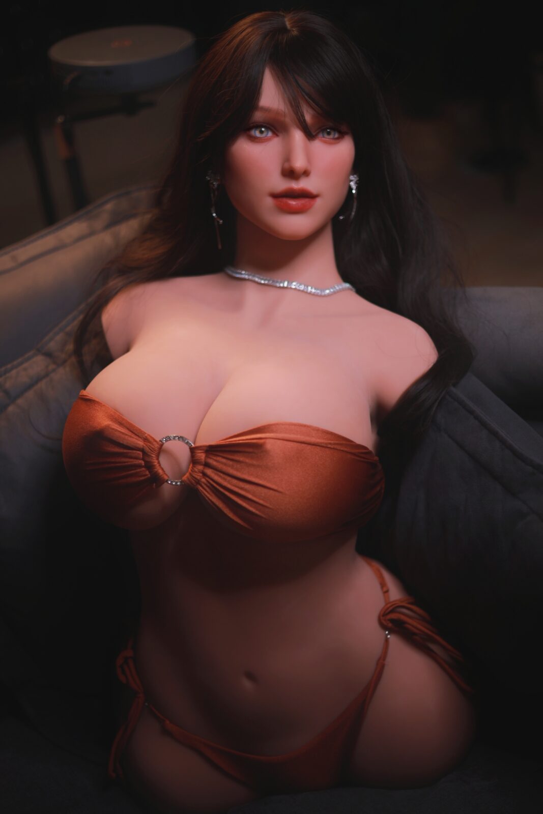 DutchDoll Adele 86 cm Torso in braunem Kleid mit Halskette, Frontansicht