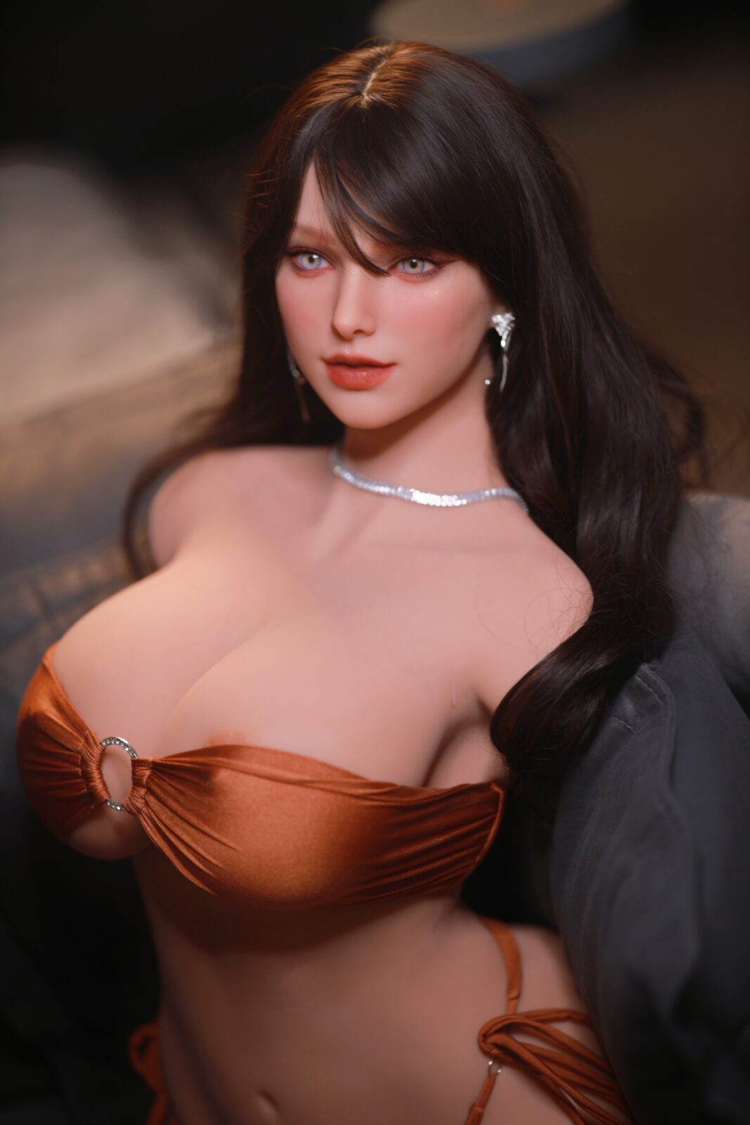 DutchDoll Adele 86 cm Torso Vorderansicht mit langen dunklen Haaren, orangem Bandeau-Top und Schmuck