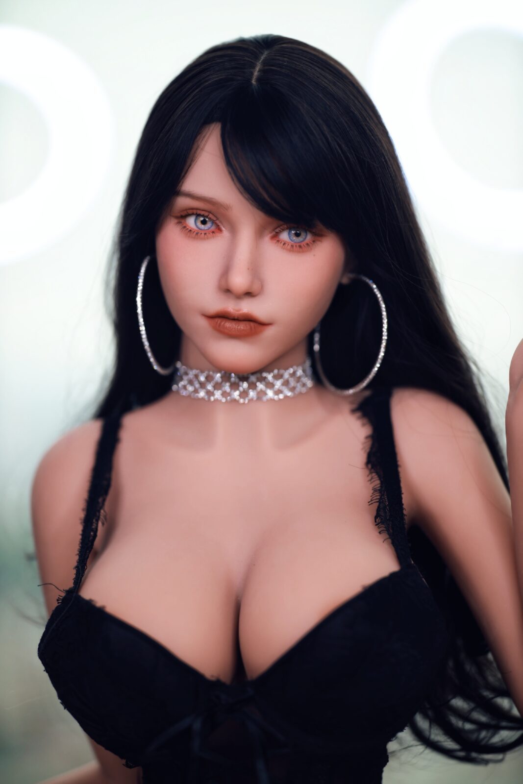 DutchDoll Alexis 159 cm muñeca sexual retrato con cabello negro, ojos azules, gargantilla y grandes aros