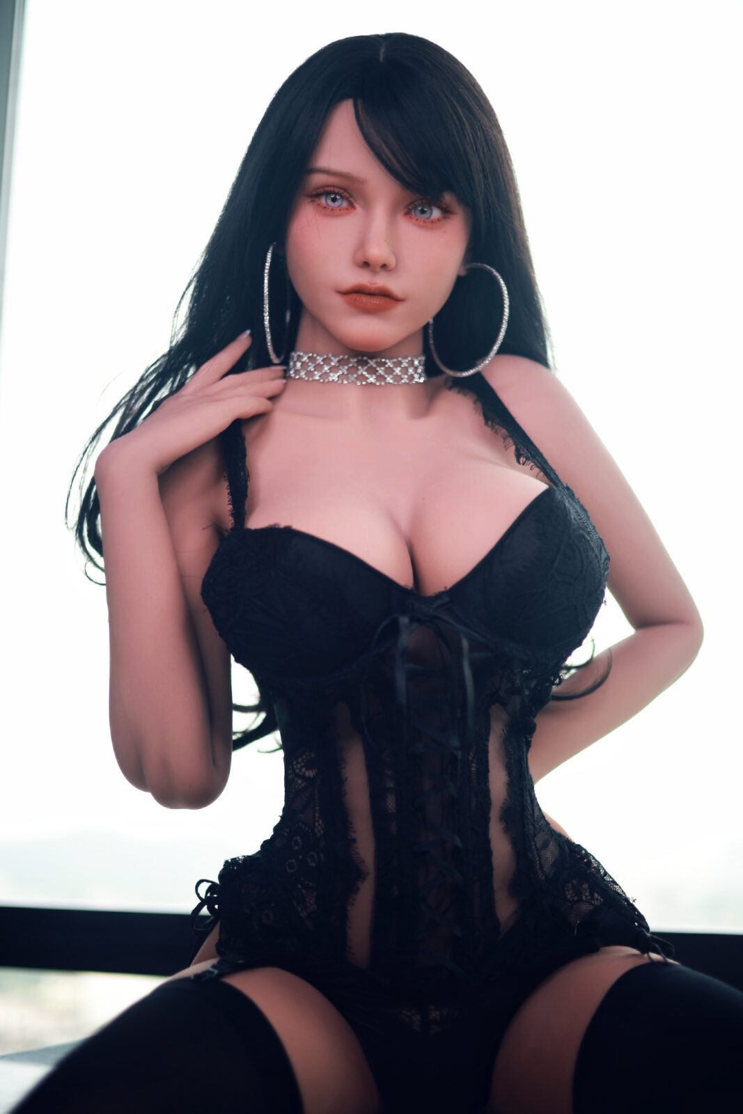 DutchDoll Alexis 159 cm muñeca sexual en lencería negra de encaje con gargantilla y grandes aros, vista frontal