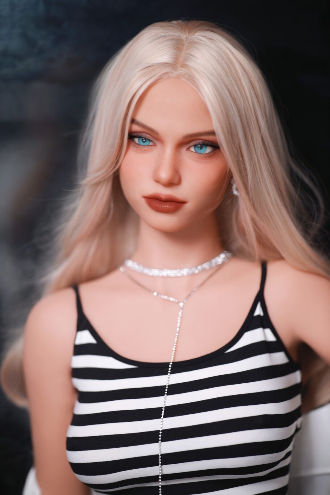 DutchDoll Hannah 161 cm lalka erotyczna blond włosy i niebieskie oczy, top w paski, portret