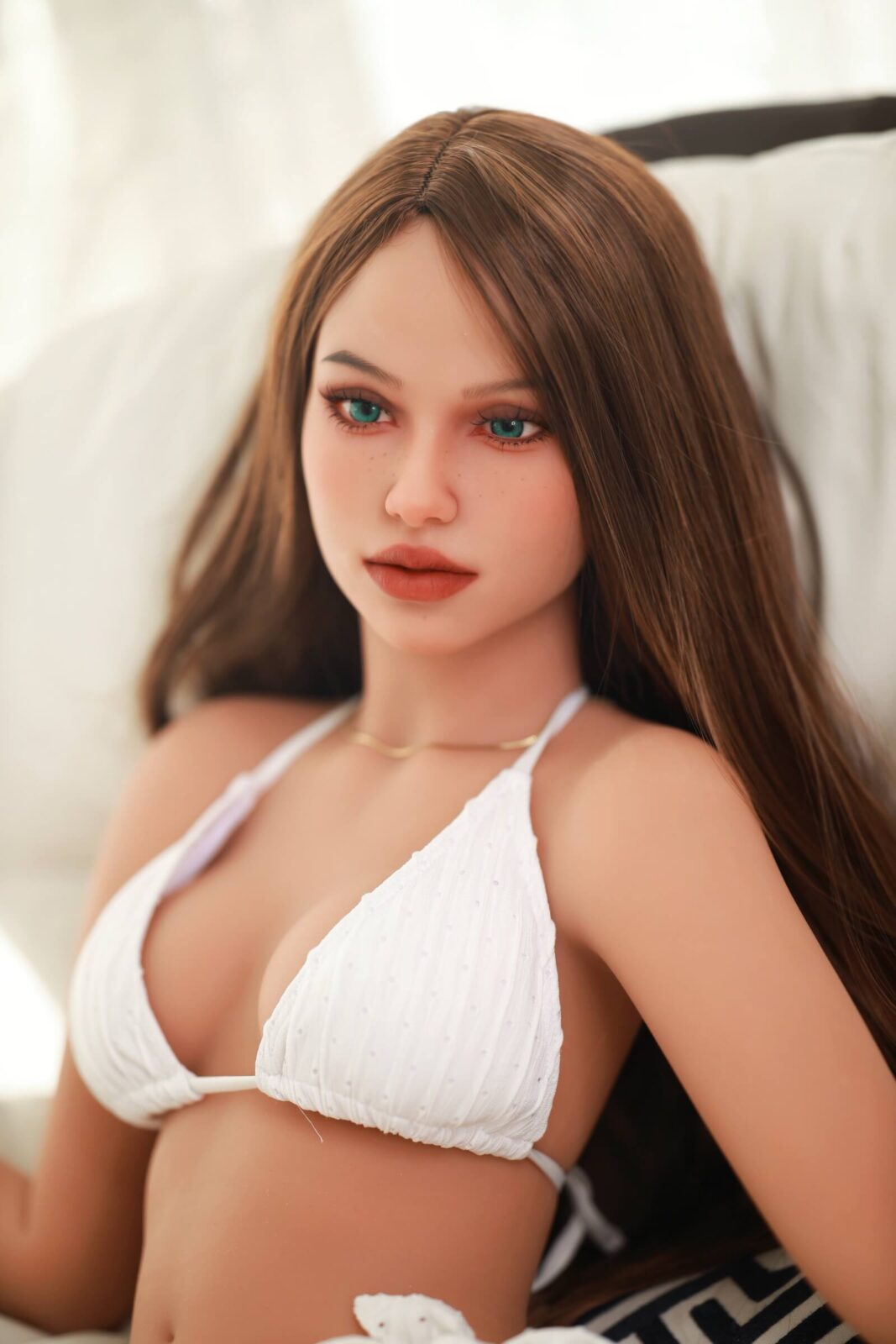 DutchDoll Isabella 158 cm bambola del sesso con capelli castani e occhi azzurri in bikini bianco, ritratto