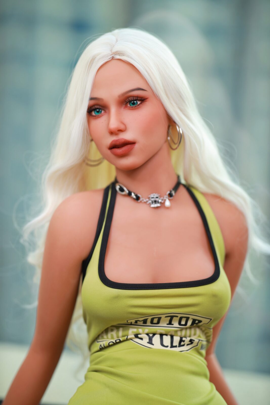 DutchDoll Jade 158 cm sekspop portret met wit haar, gele haltertop en ketting