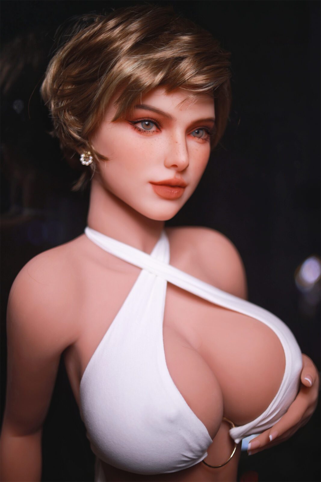 DutchDoll Kate 159 cm секс кукла с къса кафява коса, бял топ с връзки на врата и перлена обеца, портрет