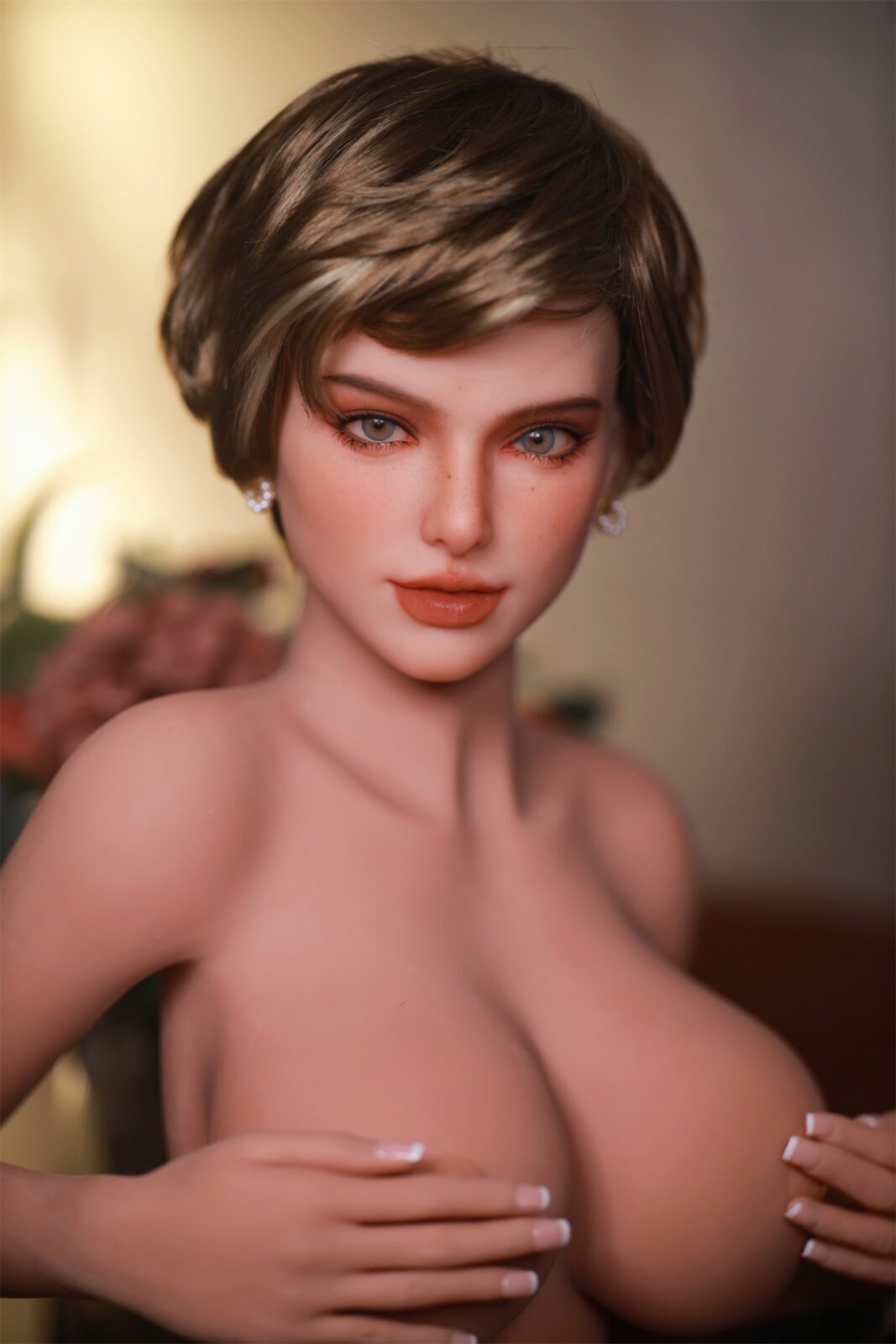 DutchDoll Kate 159cm секс кукла с къса кафява коса и кафяви очи, портретен изглед с естествен грим