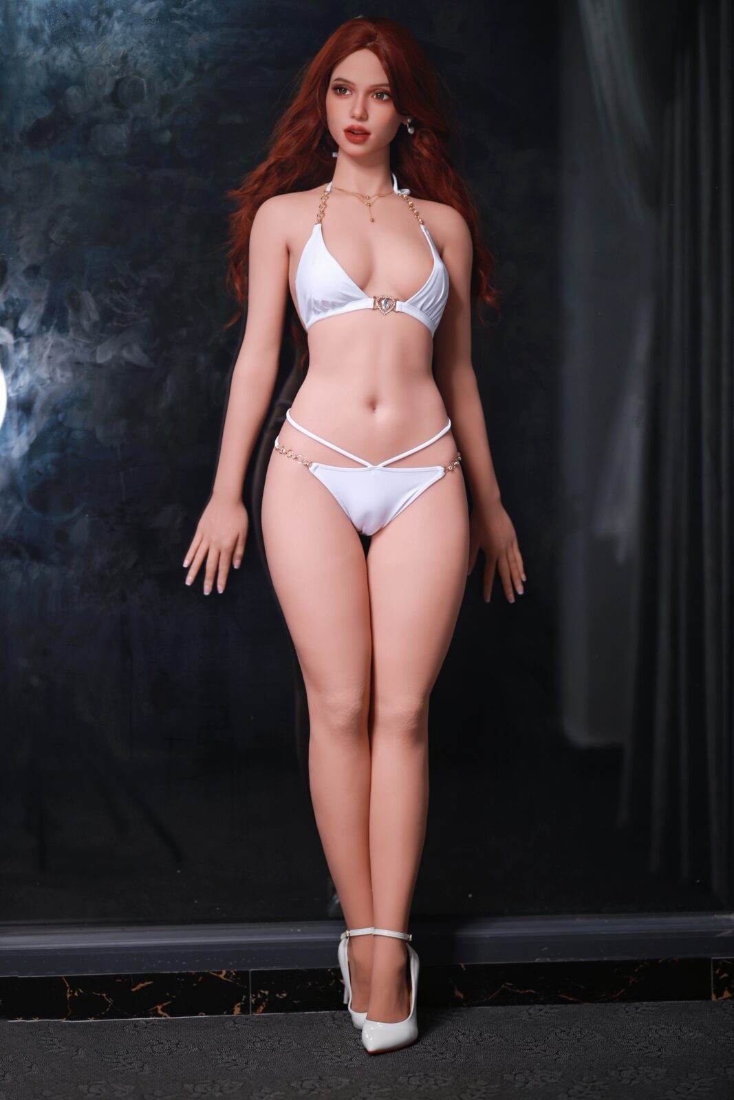 DutchDoll Lana 161 cm Sexpuppe stehend in weißem Bikini, Frontansicht, rotes Haar, heller Hautton