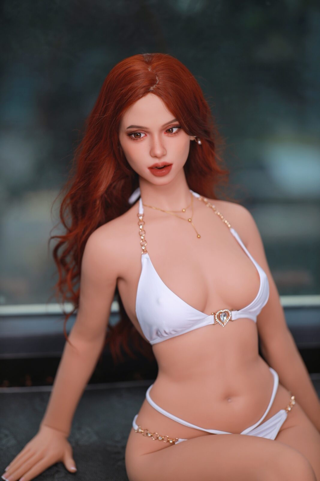 DutchDoll Lana 161 cm Sexpuppe mit roten Haaren in weißem Bikini, Vorderansicht mit Goldschmuck