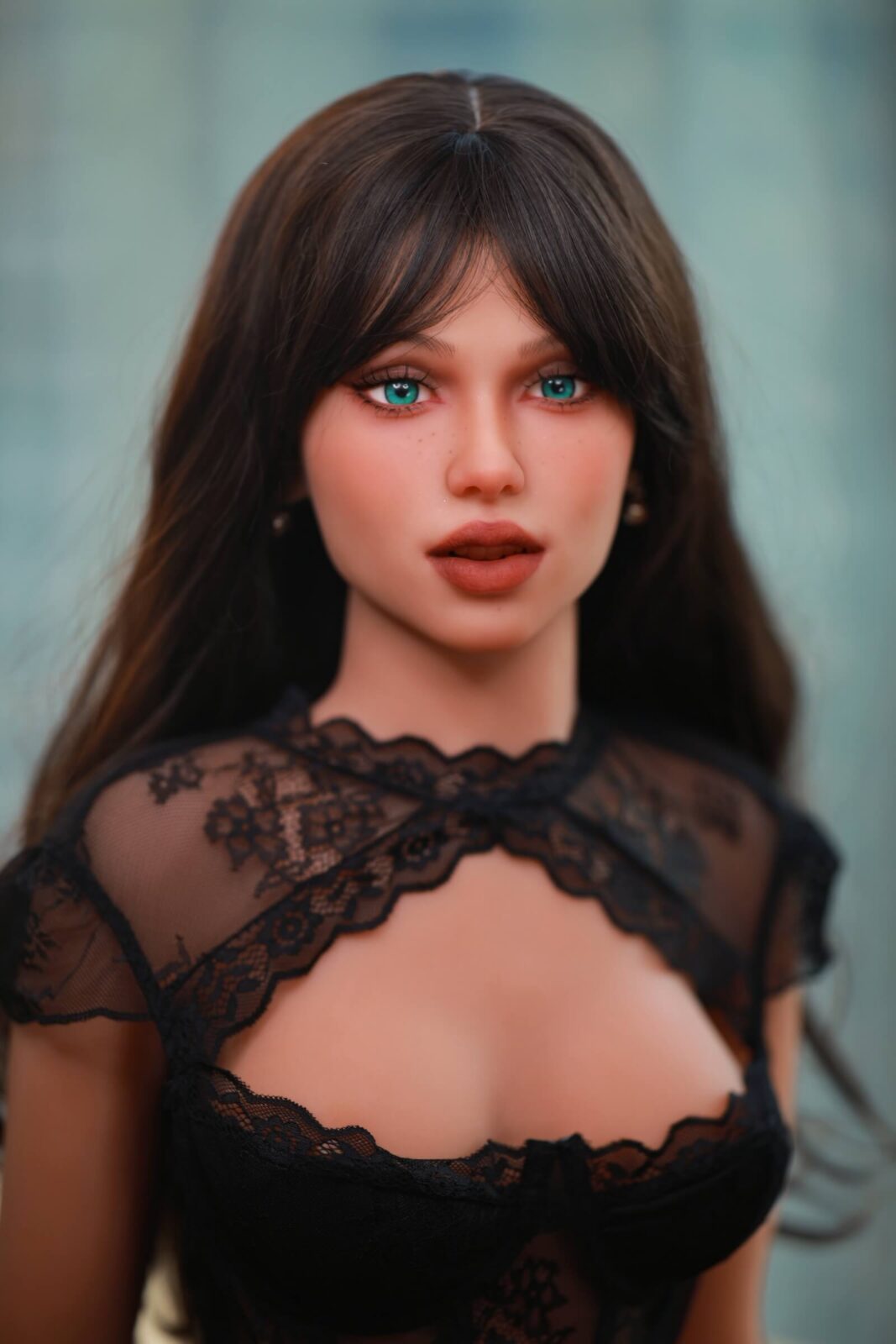 DutchDoll Layla 158 cm bambola del sesso ritratto con lingerie nera in pizzo, capelli castani e occhi azzurri