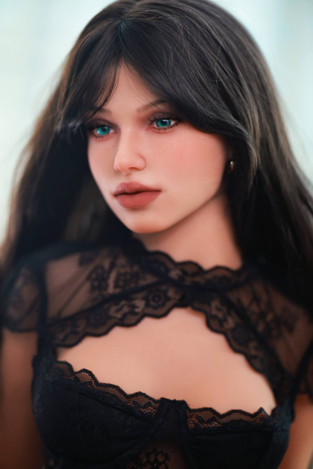 DutchDoll Layla 158 cm bambola del sesso con capelli castani, occhi azzurri e lingerie in pizzo nero, ritratto ravvicinato