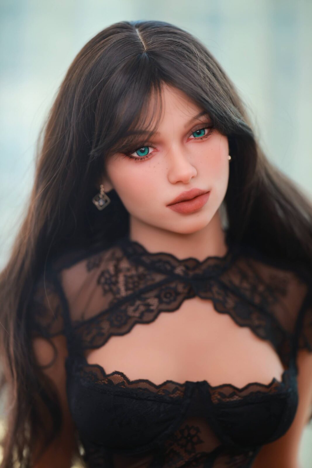 DutchDoll Layla 158 cm bambola del sesso ritratto con top in pizzo nero, capelli castani e occhi azzurri