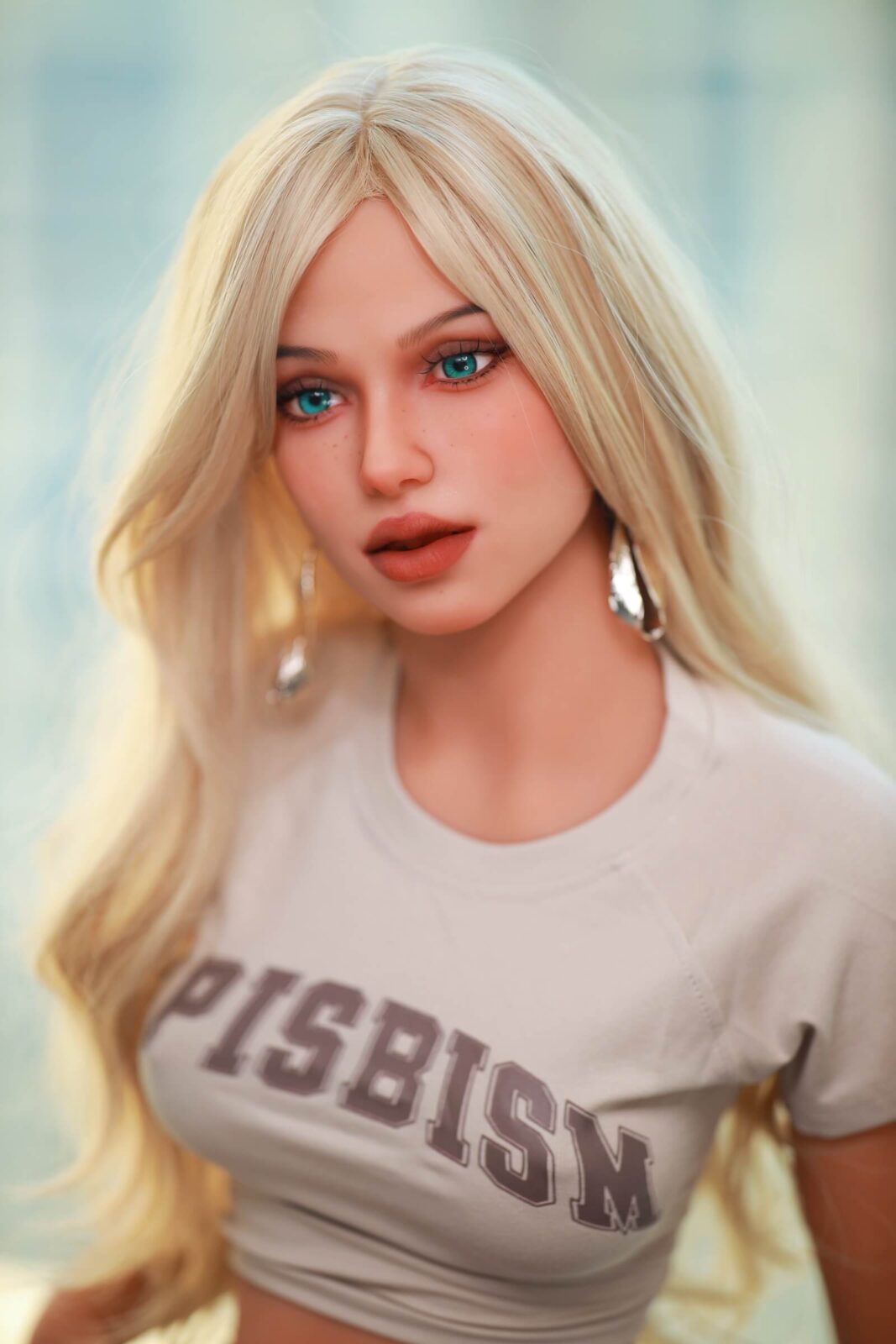DutchDoll Lilly 158 cm Sexpuppe Porträt mit blondem Haar, blauen Augen und weißem bedrucktem Shirt