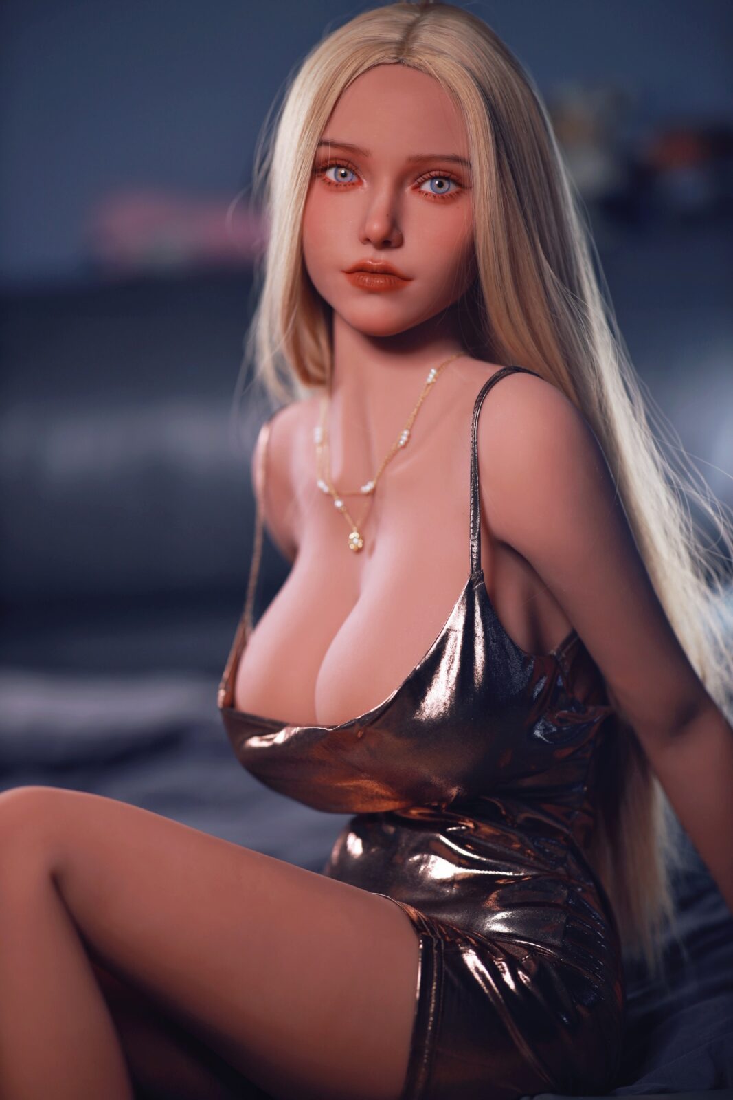 DutchDoll Mia 159 см секс-лялька з білявим волоссям та металік сукнею, портрет сидячи