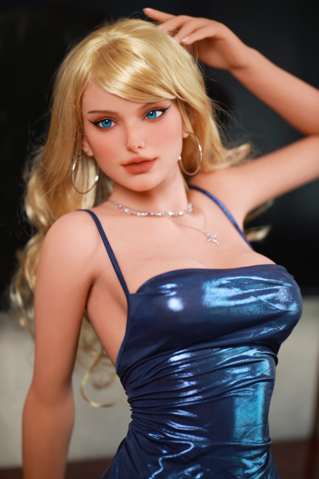 DutchDoll Natasha 167 cm muñeca sexual con cabello rubio y ojos azules en vestido metálico azul, retrato con mano en cabello