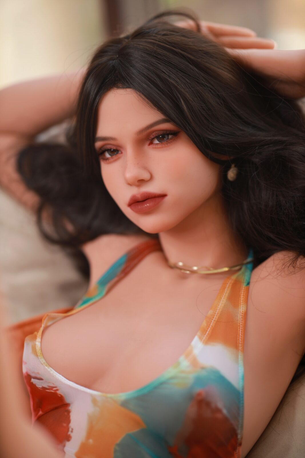 DutchDoll Nina 161 cm секс кукла лежащ портрет с тъмна коса, цветен топ с връзки на врата и златна верижка