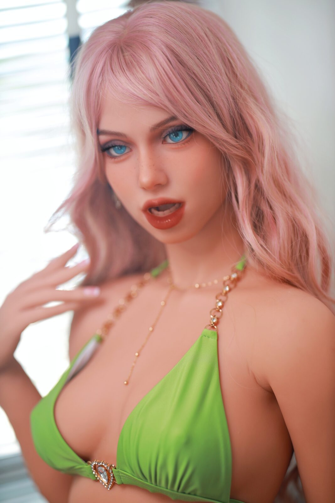 DutchDoll Rosie 161 cm muñeca sexual con cabello rosa y ojos azules en bikini verde, retrato