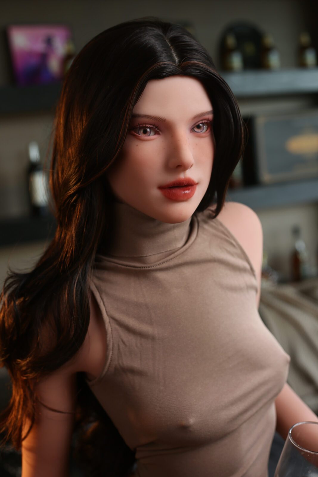 DutchDoll Sabrina 165 cm Sexpuppe Nahaufnahme Gesicht mit braunem Haar und blauen Augen in beigem Top