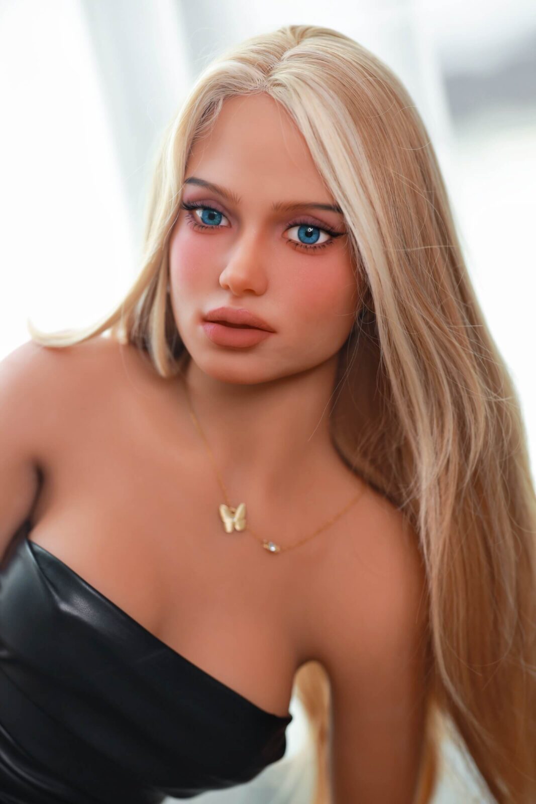 DutchDoll Sophie 158 cm poupée sexuelle avec cheveux blonds, yeux bleus et collier papillon, portrait