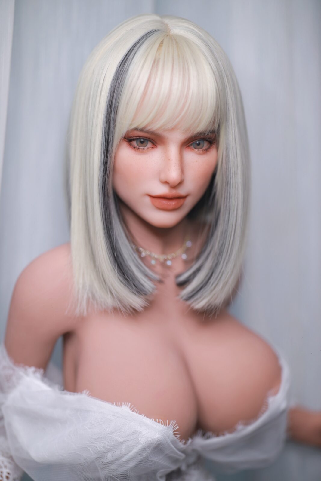 DutchDoll Tiana 159 cm lalka erotyczna z blond bobem i naszyjnikiem z pereł, zbliżenie z przodu