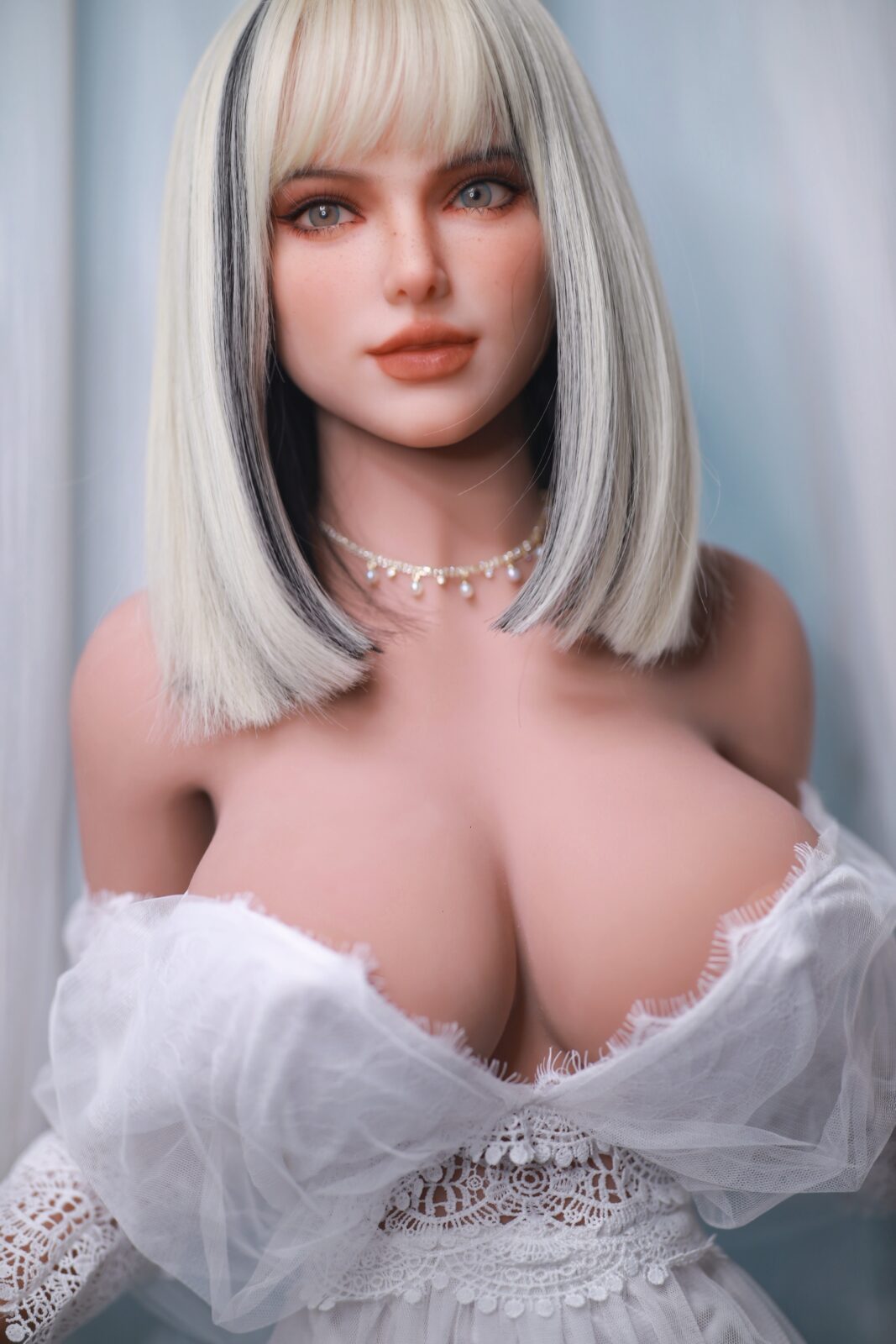 DutchDoll Tiana 159 cm lalka erotyczna z blond bobem, perłowym naszyjnikiem i białą koronkową bluzką