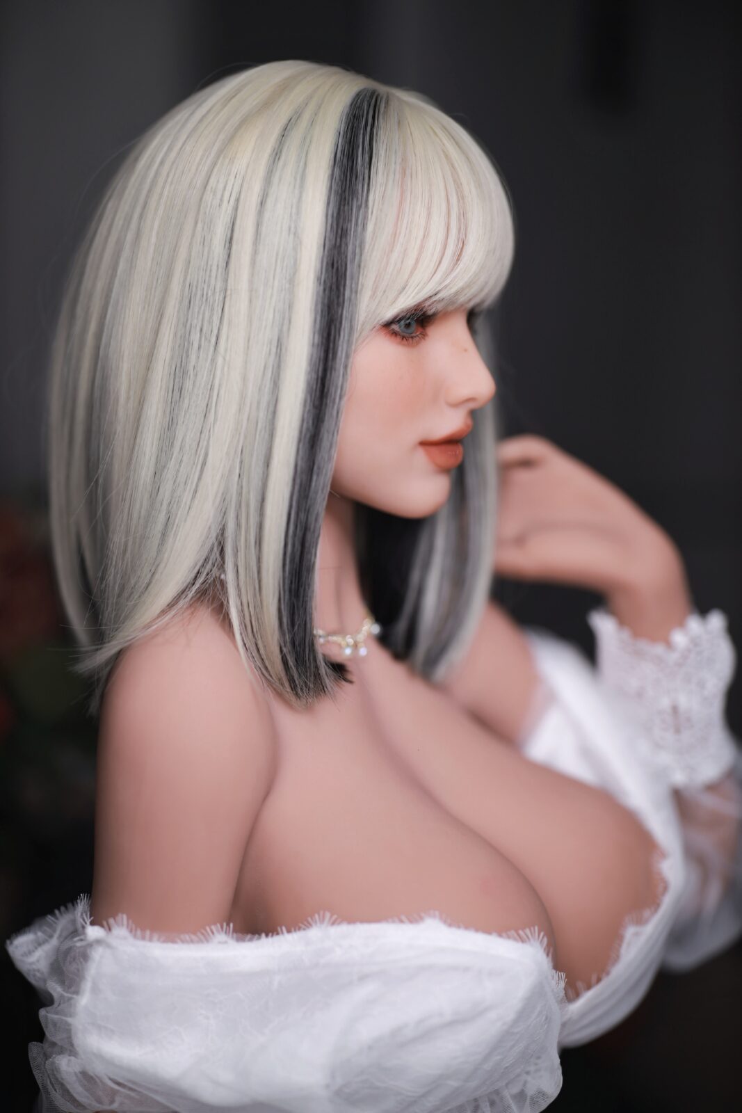 DutchDoll Tiana lalka erotyczna 159cm profil z blond bobem i szarymi pasemkami, biała koronkowa bluzka