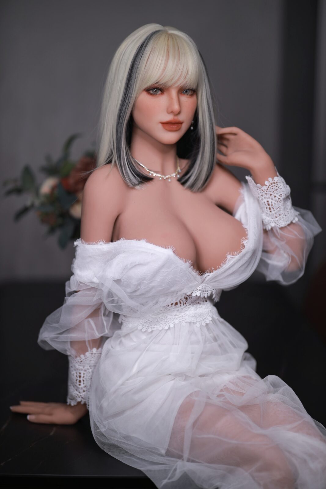 DutchDoll Tiana lalka erotyczna 159 cm siedząca w białej koronkowej sukience z odkrytymi ramionami z blond bobem