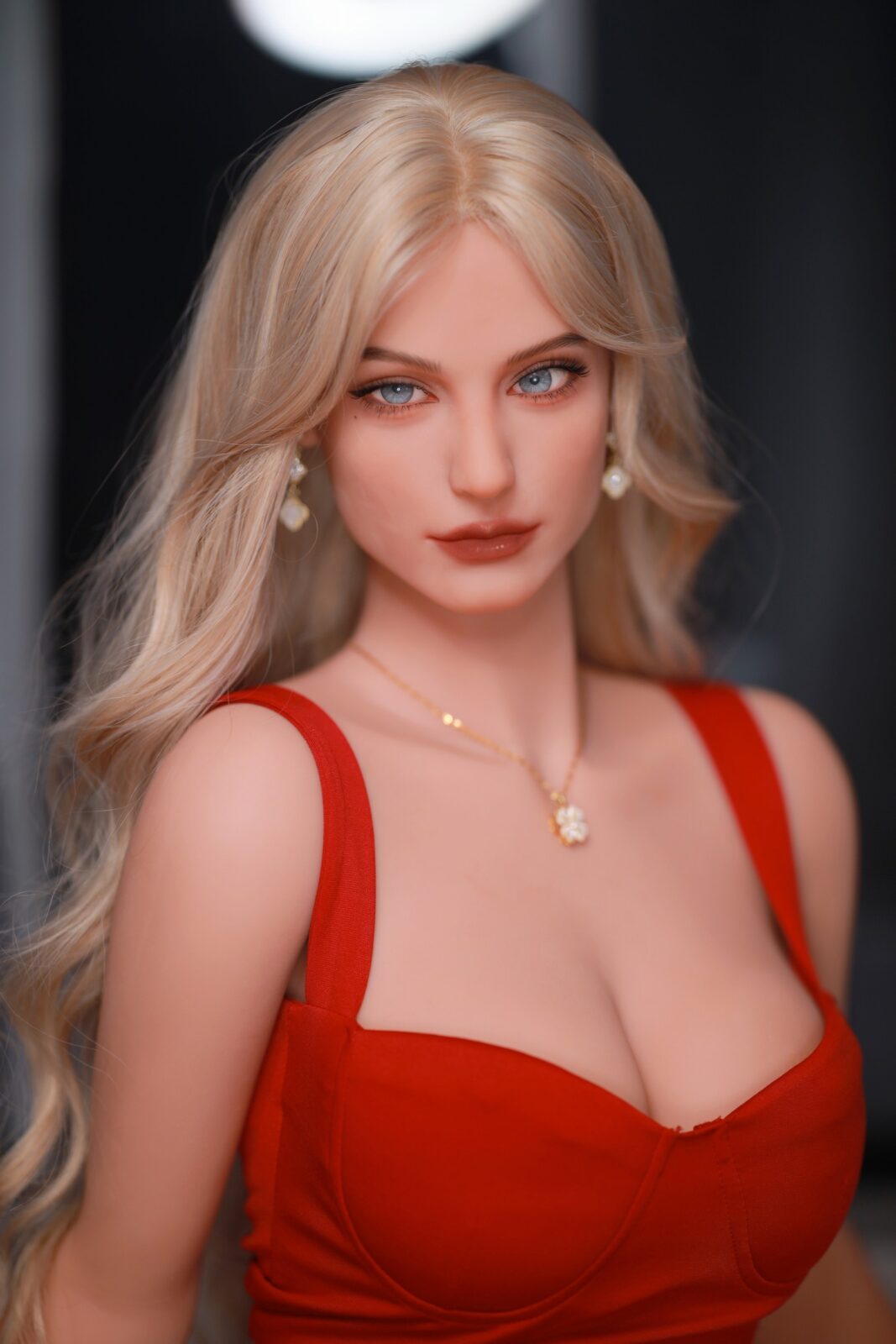 Blazedoll Roxy 166 cm lalka erotyczna blond włosy, niebieskie oczy, czerwona sukienka i naszyjnik z pereł, portret