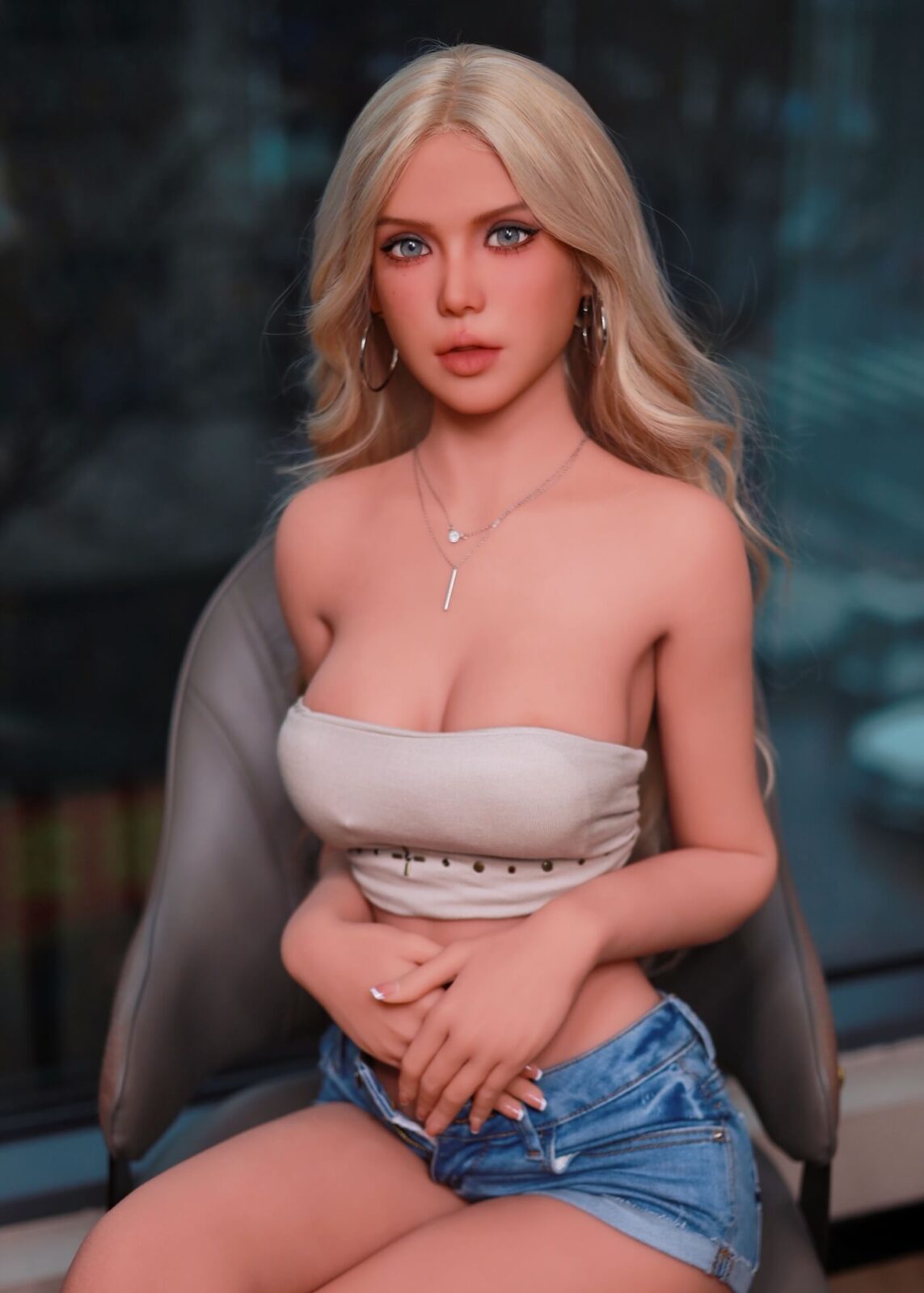 Blazedoll Emily 157 cm lalka erotyczna z blond włosami, niebieskimi oczami, topem bandeau i szortami denim, poza siedząca