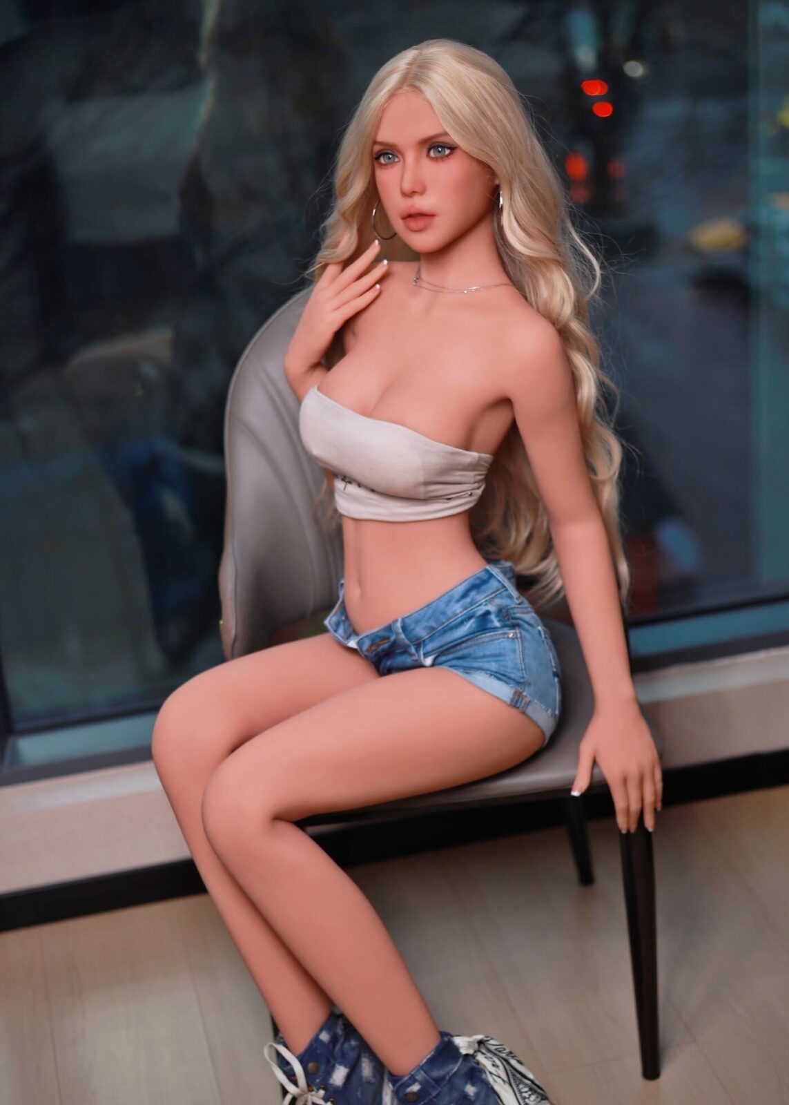Blazedoll Emily 157 cm lalka erotyczna siedząca, top bandeau i szorty dżinsowe, długie blond włosy, niebieskie oczy