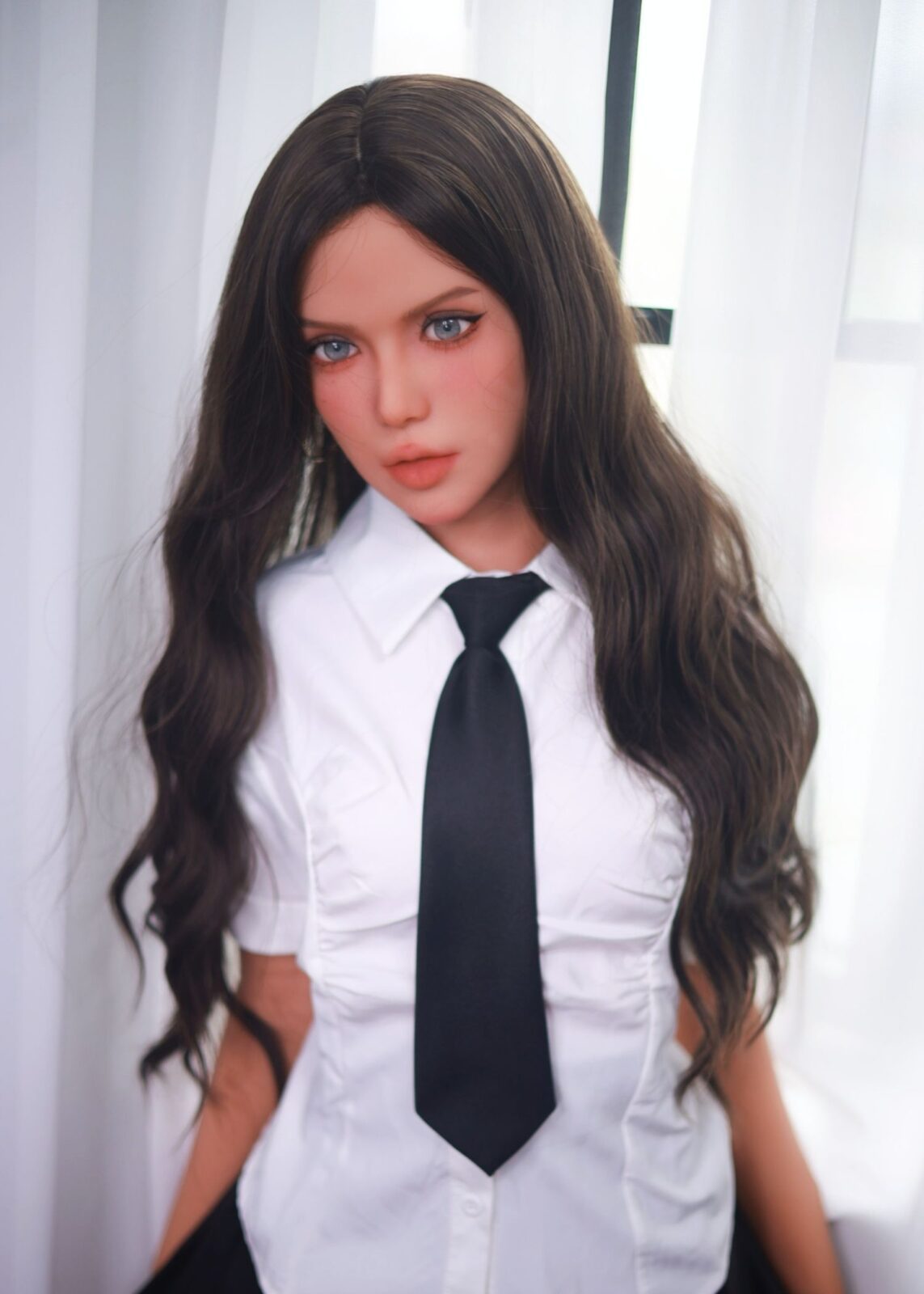 Blazedoll Nova 157 cm lalka erotyczna z długimi brązowymi włosami, białą koszulą i czarnym krawatem, portret frontalny