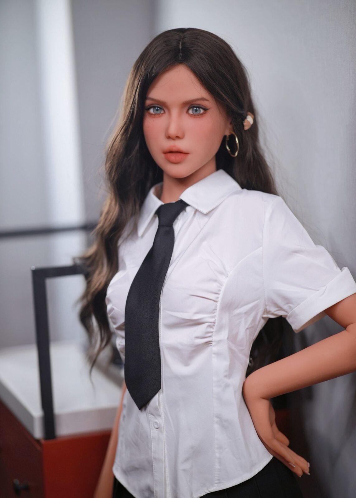 Blazedoll Nova 157 cm lalka erotyczna w białej bluzce i czarnym krawacie, portret z ręką na biodrze