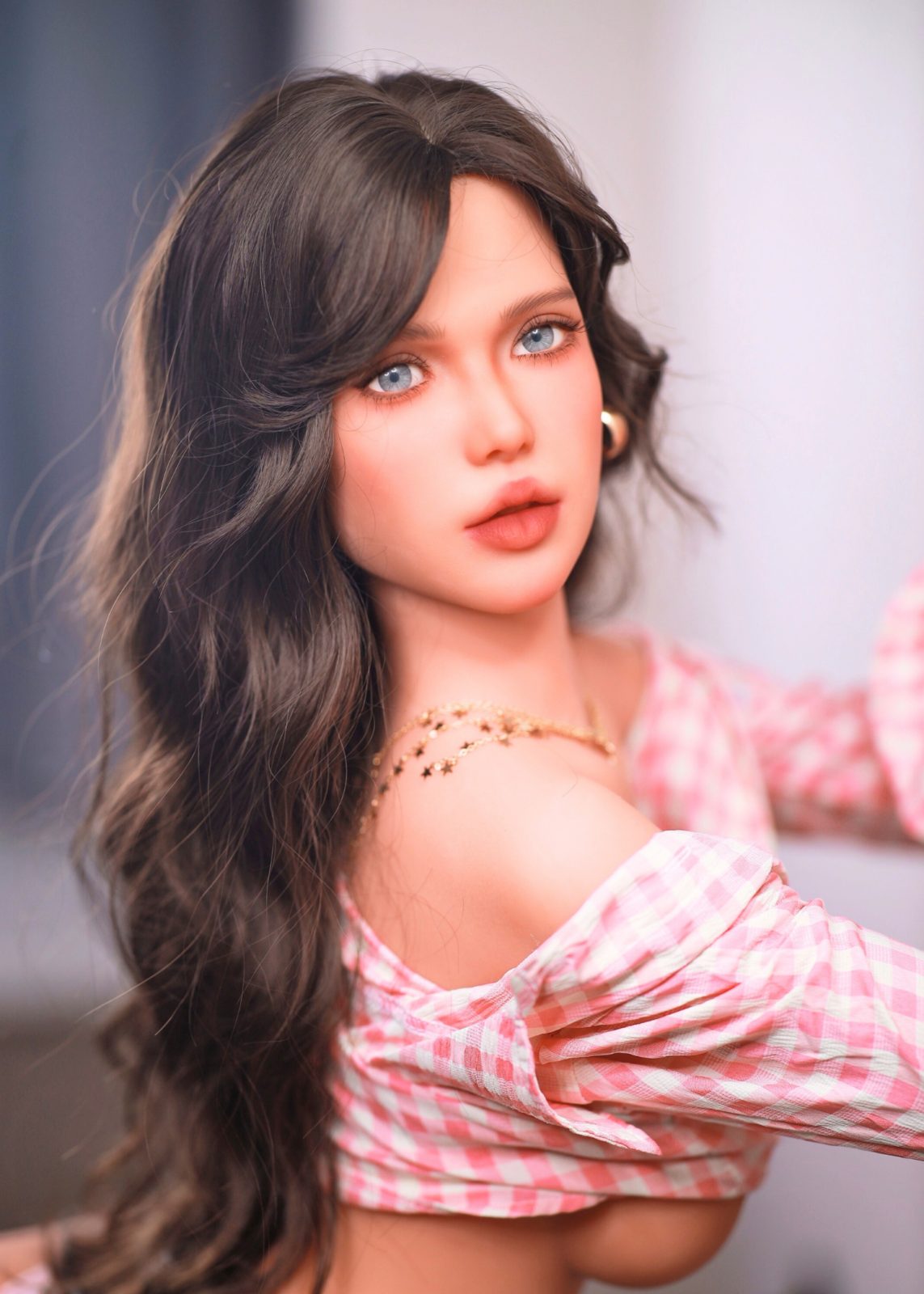 Blazedoll Zoey 157 cm lalka erotyczna z długimi brązowymi włosami, niebieskimi oczami i różową kraciastą bluzką, portret