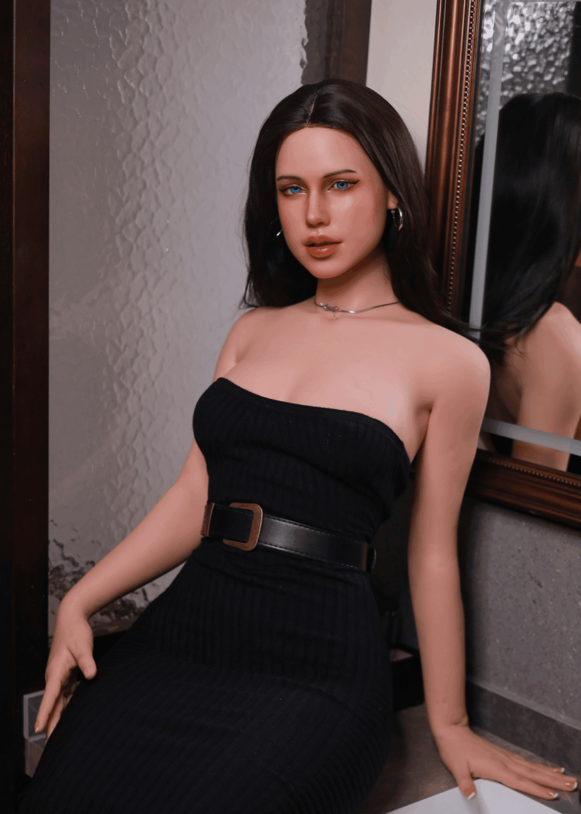 Lexydoll Naomi 160 cm секс кукла с черна рокля без презрамки и колан, портретен изглед с огледало