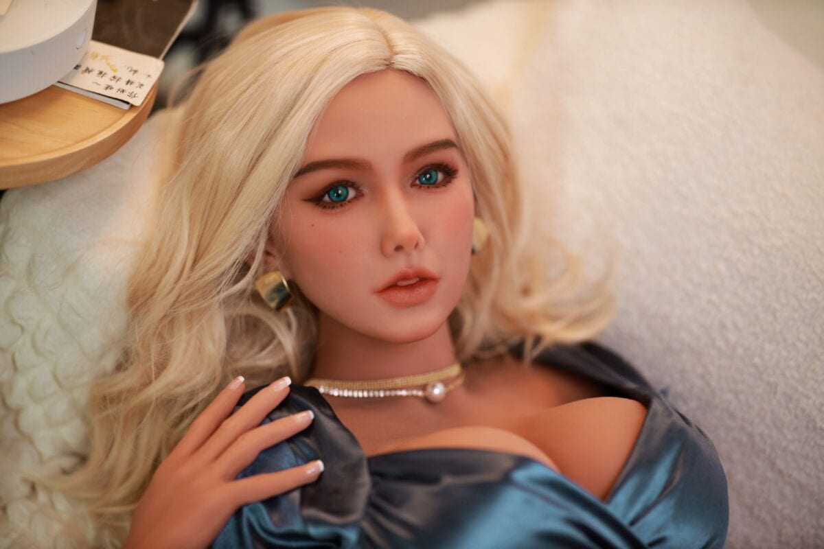 DutchDoll Eva 157 cm poupée sexuelle blonde aux yeux bleus, cheveux blonds, blouse satinée et collier, vue portrait