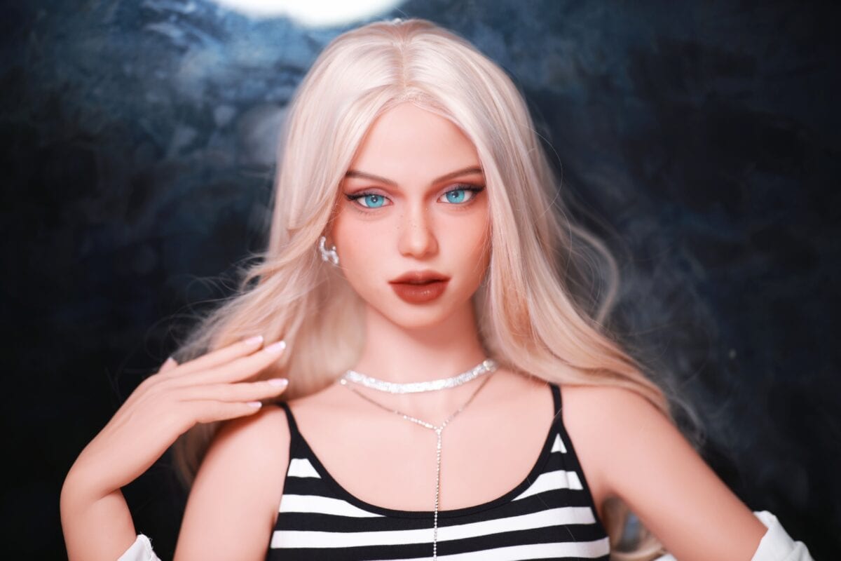 DutchDoll Hannah 161 cm lalka erotyczna portret z blond włosami i pasiastym topem