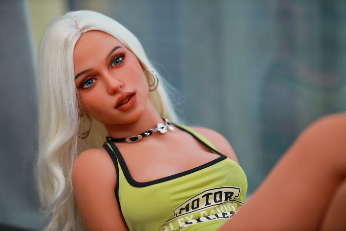 DutchDoll Jade 158 cm sekspop portret met blond haar, geel topje en choker