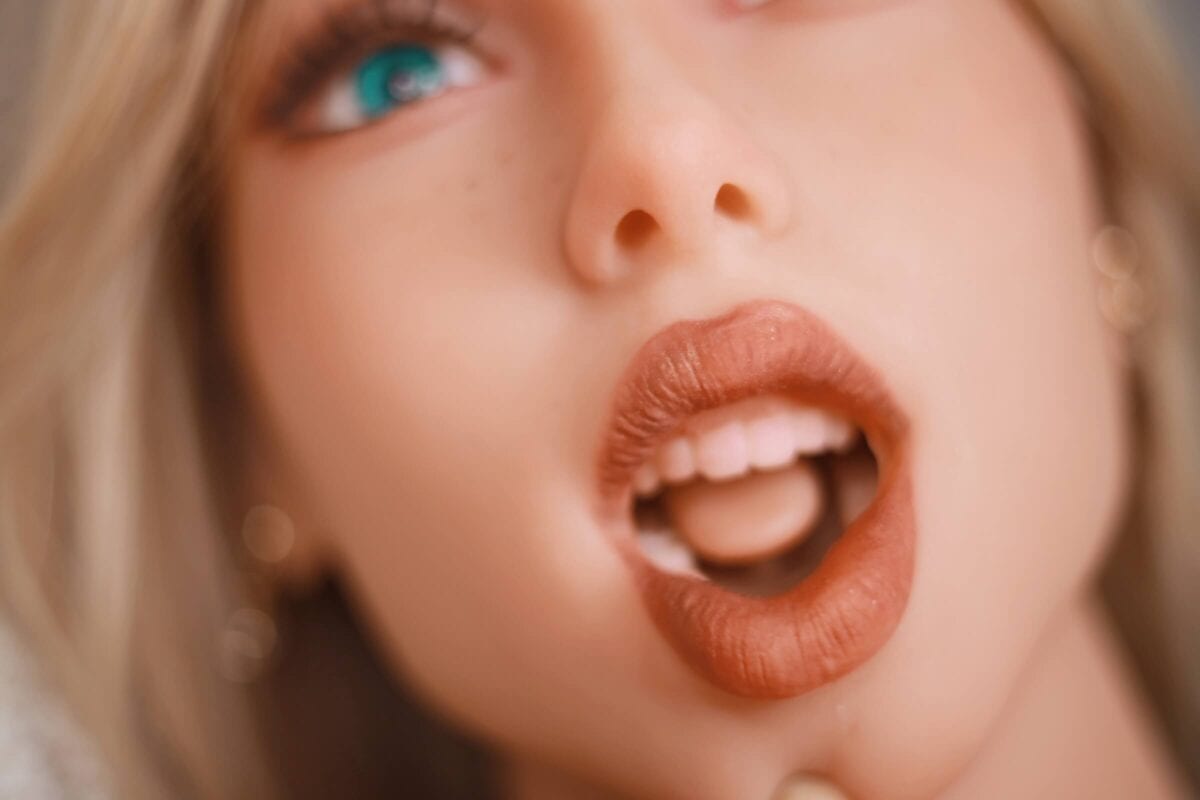 DutchDoll Sophie 158 cm gros plan visage avec bouche ouverte et yeux bleus