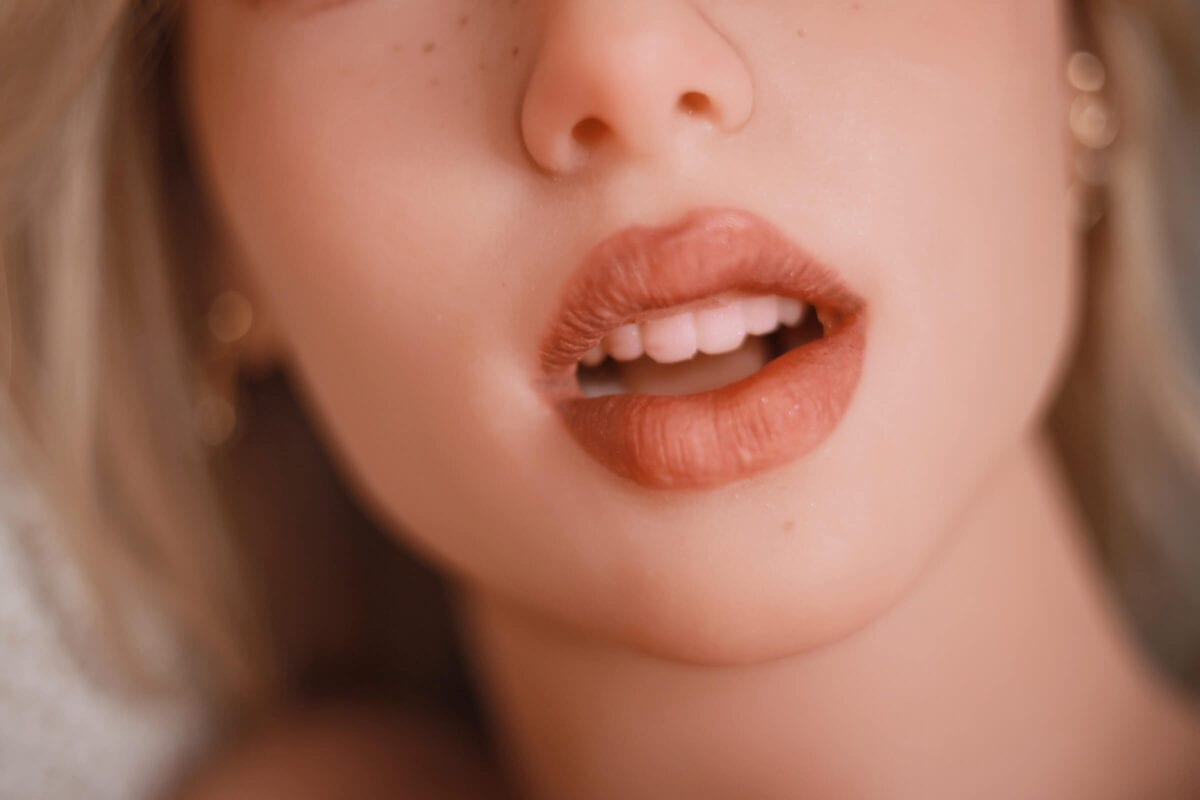 DutchDoll Sophie 158 cm visage avec lèvres naturelles et détail de peau en gros plan