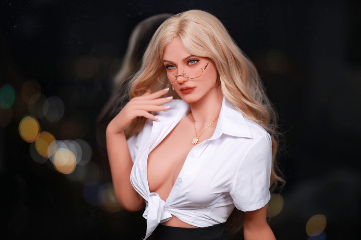 Blazedoll Roxy 166 cm lalka erotyczna z blond włosami i białą koszulą, widok portretowy