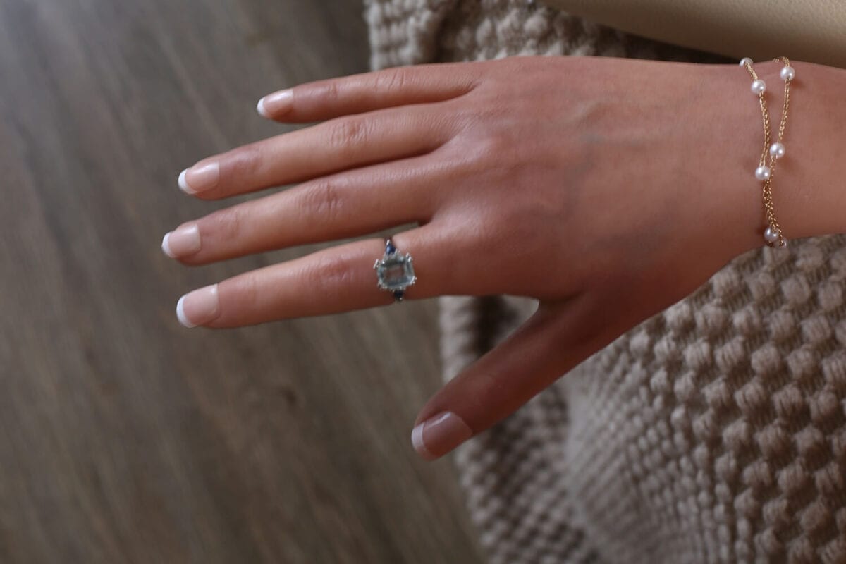 Lexydoll Valentina 165 cm mano con anillo y pulsera, jersey beige, tono de piel claro