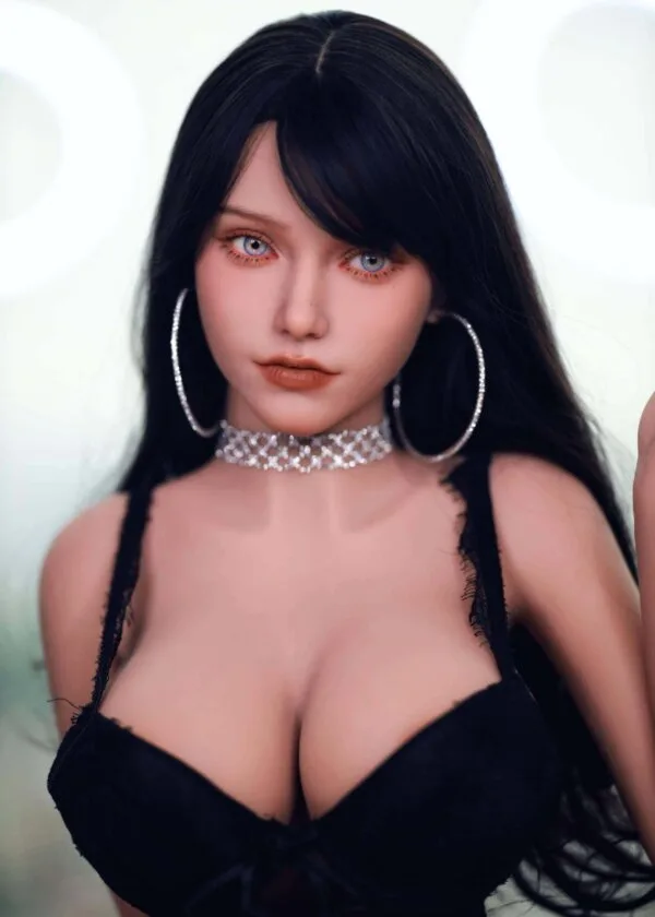 Sex Doll schwarzes Haar, große blaue Augen, silberne Halskette, große runde Ohrringe, schwarzes Oberteil.