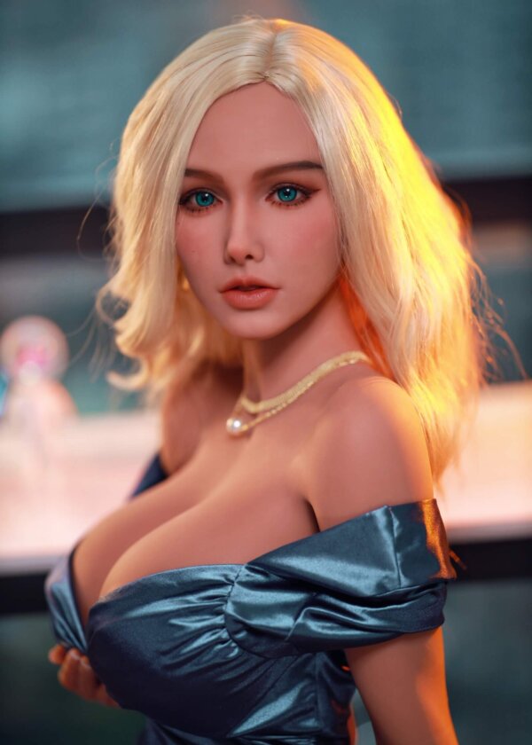 Sex Doll blondynka z niebieskim ioczami, niebieska sukienka, duże piersi, złoty naszyjnik.