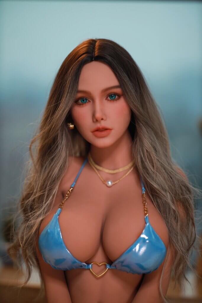 Sex Doll dunkelblond mit blauen Augen, goldene Halskette, blauer BH, Herz.