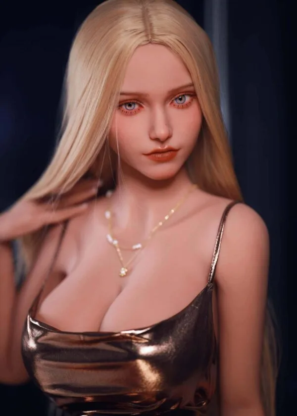 Sex Doll blond, große blaue Augen, Hand auf Schulter, goldene Halsketten, große Brüste in braunem Kleid