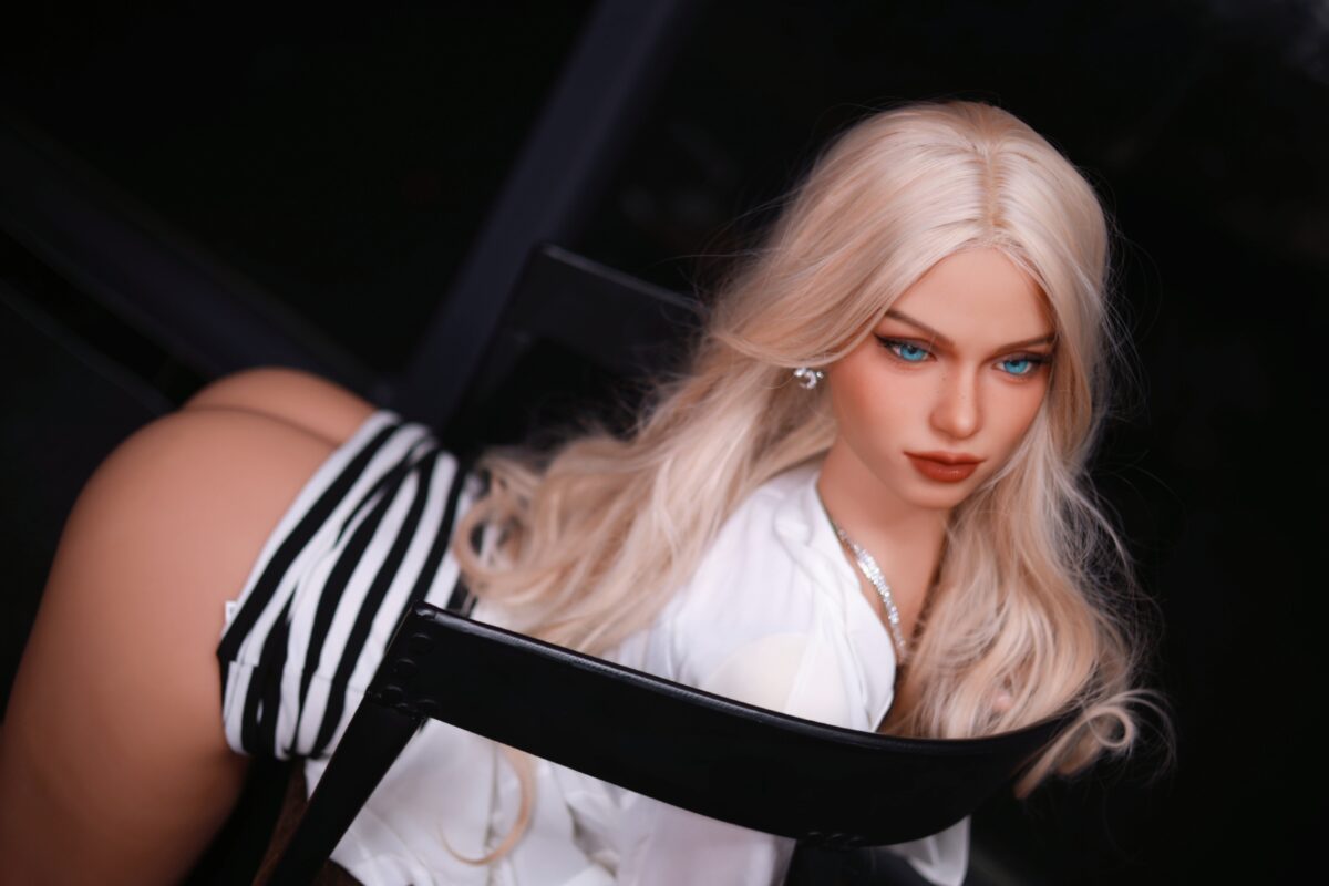 DutchDoll Hannah · 161 cm